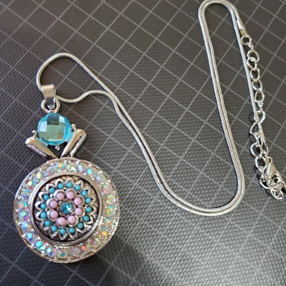 Button Snap Necklace Irridescent 18" w 3 " extender lobster claw clasp